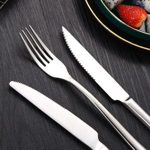 Ensemble de couverts de table en acier inoxydable de qualité supérieure, durables, avec cuillères, fourchettes et couteaux pour les repas quotidiens et l'accueil, style classique - Product Image 3