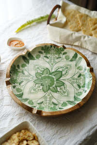 Plateau de service rustique en bois de canne à sucre avec motif à carreaux verts et fleurs rouges, écologique - Product Image 6