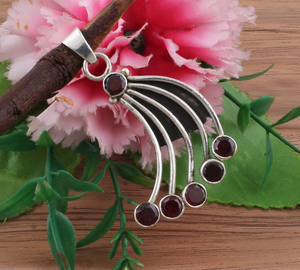 Pendentif en grenat rouge naturel vintage, argent sterling 925 plaqué platine, serti en bélière, style antique, collier en pierres précieuses victorien - Product Image 1