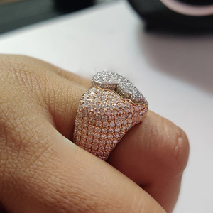 Anillo de compromiso de moissanita incolora personalizado estilo hip hop, banda apilable con diseño de corazón roto, chapado en rodio sobre plata de ley - Product Image 4