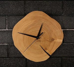 Reloj de Pared de Madera Rústico Único, Hecho a Mano con Tronco Natural, Decoración Asimétrica para el Hogar al Mejor Precio - Product Image 1