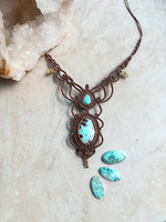 Collier Statement Macramé Plaqué Or Turquoise avec Double Pierre en Alliage de Zinc, Cordon Marron, Style Bohème Fait Main, Pendentif Réglable, Bijou