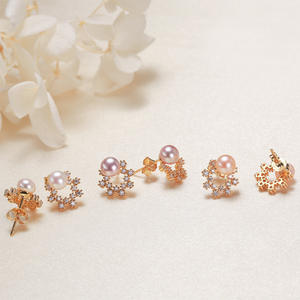 Boucles d'oreilles à clous tendance pour femmes en gros, jolies boucles d'oreilles doubles C en perles d'eau douce - Product Image 1