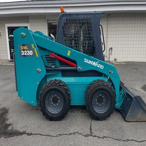 Mini-chargeuse sur pneus SUNWARD, moteur diesel Kubota, vérins hydrauliques KYB, certifiée EPA, mini-chargeuse frontale - Product Image 1