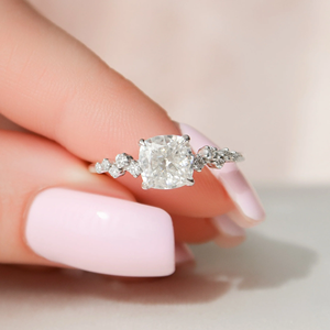 Bague de fiançailles en diamant taille coussin de qualité supérieure en or blanc, sertie de griffes, avec bande pavée florale, style classique pour femme - Product Image 3
