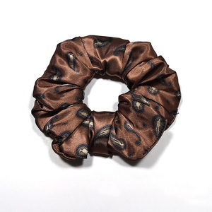 Scrunchie en satin de polyester élégant et léger pour femmes, attache pour cheveux de couleur unie, de haute qualité, pour un usage quotidien pour femmes et filles - Product Image 1