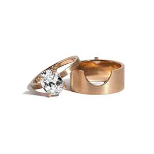 Anillo de banda de cigarro con diamante ovalado de 2 quilates cultivado en laboratorio, certificado IGI, de oro macizo de 14K, ancho y grueso, con engaste flush estilo gitano, fabricante de joyería personalizada - Product Image 3