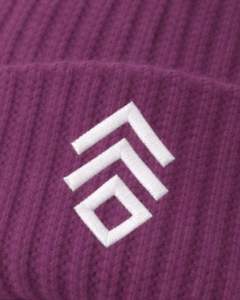 หมวกบีนนี่ถักลายริบสีม่วงแบบกำหนดเอง พร้อมโลโก้ปักสีขาว อุ่นสบายในฤดูหนาว ผลิตจากอะคริลิกนุ่ม ผลิตตามสั่ง หมวกแบบมีขอบสำหรับทุกเพศ - Product Image 5