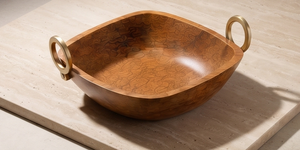 Ensaladera Cuadrada Geométrica de Madera Teñida en Nogal Oscuro con Asa Vertical de Latón y Plato para Servir - Product Image 5