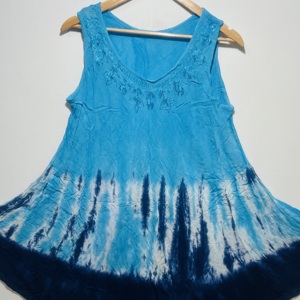 Tunique bohème sans manches pour femme, bleu tie-dye, avec col rond |   Robe décontractée ample et évasée pour l'été - Product Image 3
