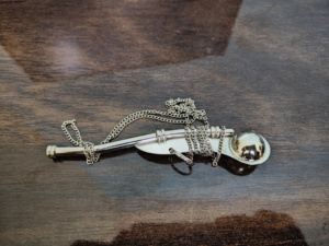 Juego de Dos Silbatos Marítimos Tradicionales Vintage de Latón para Camarero, con Cadenas para Uso Náutico, Personalizables - Product Image 4