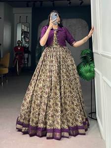 ชุดเดรสยาวผ้าชานเดรีสุดหรู พร้อมเสื้อแจ็คเก็ตสั้นลายดอกไม้ แต่งขอบด้วยผ้าซารี ความยาวสี่เมตร รุ่น BMU5011 - DC - Product Image 1