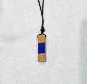 Collier pendentif en résine et bois naturel fait main de qualité supérieure avec fleurs séchées serties en clos, tendance pour cadeau ou usage quotidien - Product Image 3