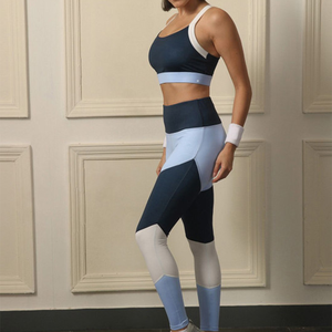 Ensemble de sport de haute qualité avec soutien-gorge de sport à logo frontal, leggings taille haute et haut à manches longues pour l'entraînement et le yoga - Product Image 4