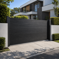 Portail coulissant horizontal moderne en fer noir à lattes pour allée, clôture d'intimité pour entrée de villa, sécurité résidentielle et chantier de construction