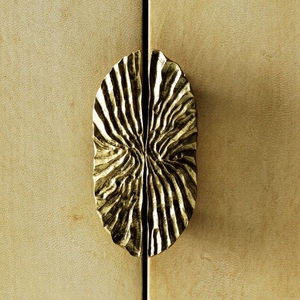 Poignée de porte cannelée radiale, finition or antique, poignée de meuble ovale texturée, quincaillerie de mobilier de caractère - Product Image 1