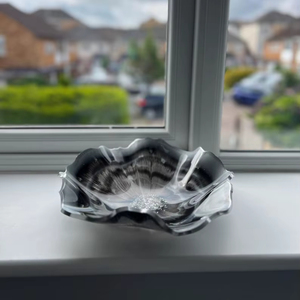 Cuenco Grande de Resina: Gris, Negro y con Hojas Plateadas - Frutero Decorativo - Product Image 1