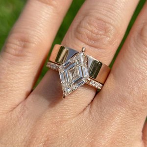 Bague de luxe en argent sterling 925 plaqué or avec diamant de laboratoire ajustable, bijou élégant et spectaculaire, pierre étincelante et brillante - Product Image 2