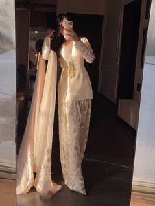 Ensemble Salwar Kameez en soie beige brodé pour femmes, tenue traditionnelle indienne et pakistanaise pour mariage et fêtes, longueur au sol, coupe classique - Product Image 2