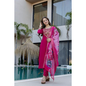 Colección de Diseñador de Calidad Excepcional: Conjunto de 3 Piezas de Kurti, Pantalón y Dupatta con Bordado Tradicional Chanderi - Product Image 1