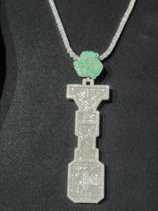 Pendentif de luxe pour homme en argent 925 avec moissanite, motif trèfle vert, serti baguette, cadeau - Product Image 2