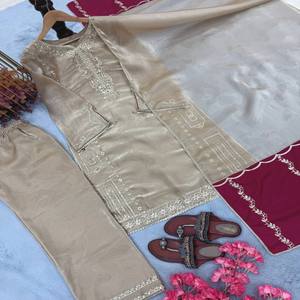 VASTRA COTTAGE Élégante robe Kurti en soie brodée avec manches fantaisie, pantalon palazzo assorti et dupatta avec travail de sequins - Product Image 1