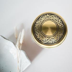 Urna Estilo Americano Blanca Premium para Cenizas de Adultos con Diseño de Cruz de Hiedra Grabada, Capacidad de 200 Pulgadas Cúbicas - Product Image 4