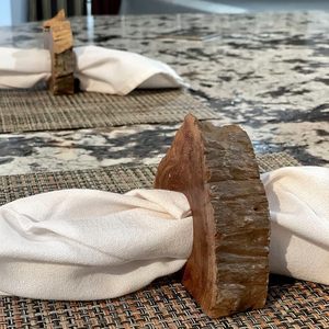 Anneaux de serviette en bois rustique, décoration de table lapin, porte-serviettes rond pour la table de fête de Pâques - Product Image 1