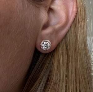 ต่างหูเพชรทรงกลม 2 กะรัต แบบ Halo ตัวเรือนทองคำชมพู 14K/18K ได้รับการรับรองจาก IGI ดีไซน์ทันสมัย - Product Image 3