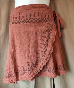 Mini-jupe portefeuille bohème en coton, jupe de festival, jupe à imprimé tribal crème, jupe de plage d'été, ourlet effiloché, vêtements bohèmes, style hippie - Product Image 1