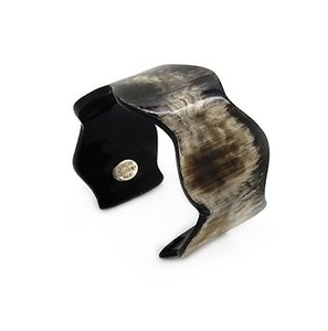 Brazalete Redondo Hecho a Mano con Cuerno de Búfalo Pulido, Ecológico, Moderno, con Tacto Real, Material Natural Orgánico, Regalo de Boda - Product Image 3
