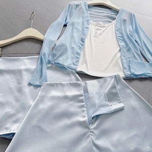 Ensemble 3 pièces style coréen pour femme : cardigan sans manches bleu clair boutonné en polyester/coton, débardeur et jupe trapèze - Product Image 5
