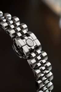 อเล็กซานเดอร์ เฟอร์รอส 8222S/02 นาฬิกาข้อมือสตรี ระบบควอตซ์คริสตัลแซฟไฟร์ หน้าปัด 31 มม. กันน้ำได้ 50 ม. นาฬิกาแฟชั่นสแตนเลสสตีล - Product Image 2