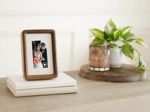 Cadre photo et vidéo en bois rustique personnalisé avec édition sur mesure - Product Image 1
