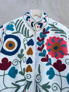 Chaqueta de algodón blanca de invierno para mujer, estilo Suzani, con bordado floral multicolor, estilo bohemio, étnico, hecho a mano, transpirable, corta. - Product Image 4