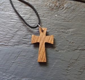 Collar con Colgante de Cruz de Madera, Acabado Natural, Cordón Negro, Joyería Religiosa Sencilla - Product Image 5
