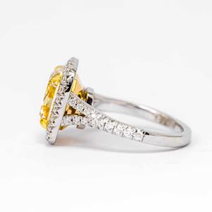 Bague de fiançailles de luxe en or blanc 14 carats avec halo, diamant de laboratoire jaune fantaisie 5,00 carats taille radiant VS2, certifié IGI, élégante pour mariée - Product Image 3