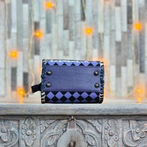 Bolso de Mano de Cuero Genuino a Cuadros Morado y Negro de Lujo, con Asa Superior y Cierre de Cremallera, Tipo Duffel - Product Image 4