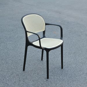 Sillón Moderno de Ratán para Jardín, Estilo Contemporáneo, Estructura Negra Resistente, Asiento y Respaldo Tejidos en Beige - Product Image 2