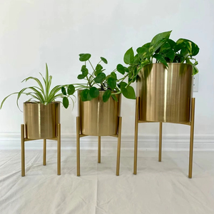 Juego de 3 macetas de metal dorado, perfectas para decoración de eventos, fiestas y exhibiciones de interiores, venta al por mayor desde India. - Product Image 1