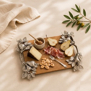 Bandeja de servir artesanal de madera con asa de peltre vintage en forma de rama de peral, plato decorativo de lujo para queso y frutas para el hogar - Product Image 5