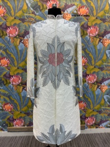 Traje de novio con cuello mandarín, tela Divine Touch, color crema, Sherwani de alta densidad con codificación de hilos múltiples. - Product Image 2