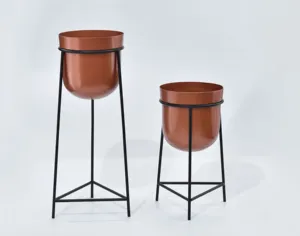 Ensemble de 3 jardinières en fer plaqué or, design contemporain moderne, fabriquées à la main, légères et durables pour le jardin, Axiom Home Accents - Product Image 5