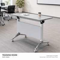 Table de formation mobile avec panneau de discrétion gris clair, cadre blanc et pieds chromés inclinés pour salle de réunion de bureau