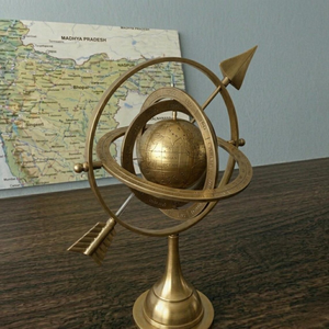 Globe armillaire céleste en laiton antique avec design de boussole à flèche, sculpture astronomique de bureau vintage - Product Image 1