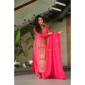 Ensemble deux pièces en soie Chinnon brodé Zari avec dupatta pour femmes - Product Image 6