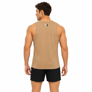 Camiseta sin mangas para hombre de estilo minimalista que combina tela suave con una construcción duradera para un uso prolongado en sesiones de fitness y paseos de verano, ideal para el uso diario. - Product Image 3