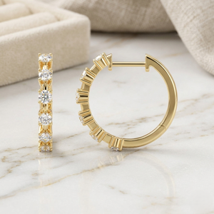 Boucles d'oreilles créoles Huggie plaquées or 10 carats avec diamants de laboratoire de 0,80 carat au total, formes mixtes (rondes et baguette), pour un luxe certifié - Product Image 3