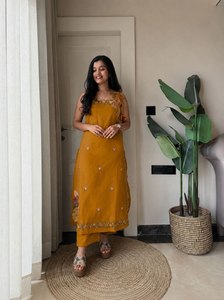 Robe ethnique en coton moutarde pour femmes, longueur cheville, avec broderie, coupe ample, tenue décontractée d'été, style indien - Product Image 2