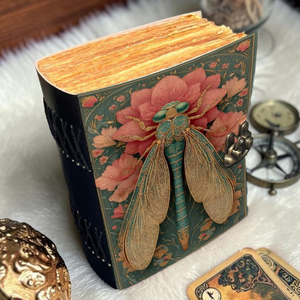 Carnet en cuir Libellule fait main, motif botanique floral, avec fermoir antique, pour écriture, cadeau pour les amateurs de jardin et de nature - Product Image 4